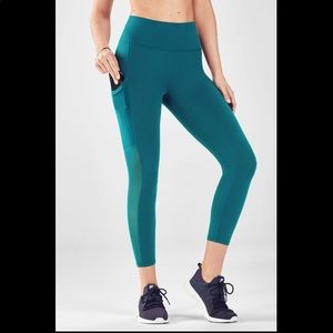 NWT Mila High Waisted Pocket Capri